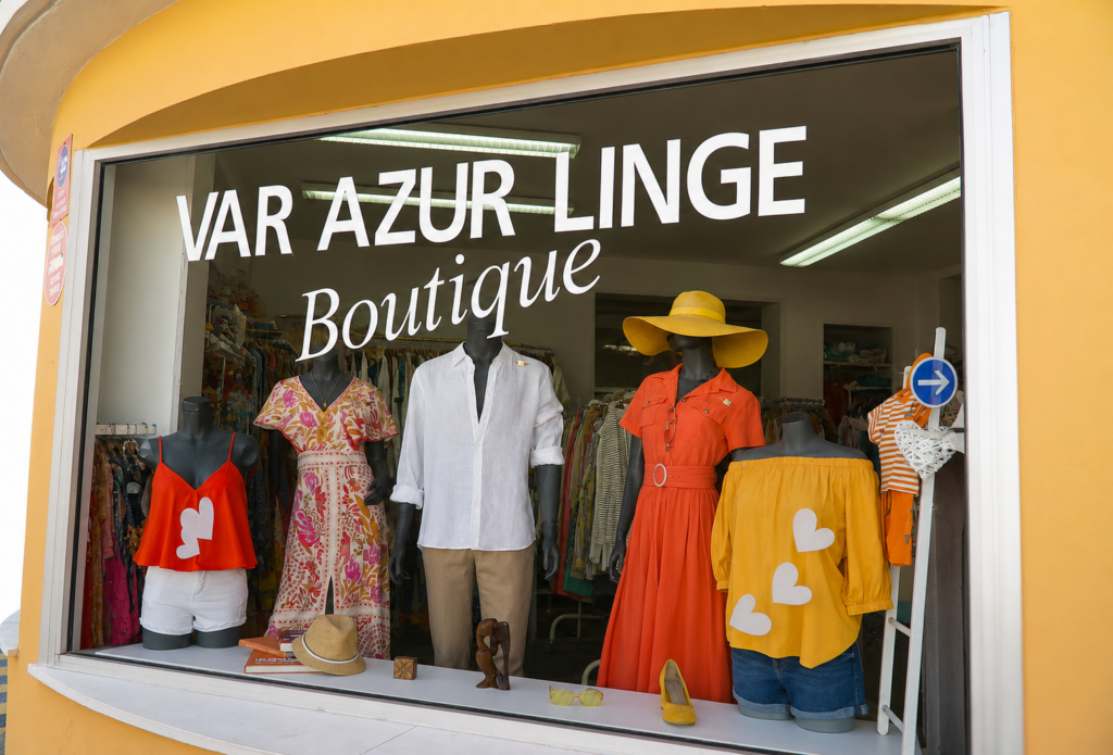 Vitrine de la boutique Var Azur Linge à Hyères Ribier avec mannequins habillés de tenues estivales