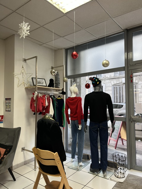Intérieur de la boutique Var Azur Linge Clappier avec mannequins et vêtements exposés