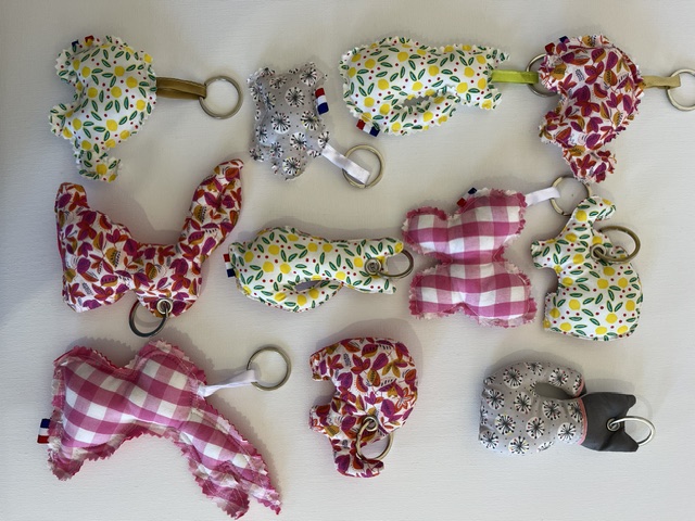 Porte-clés en tissu coloré en forme de poissons